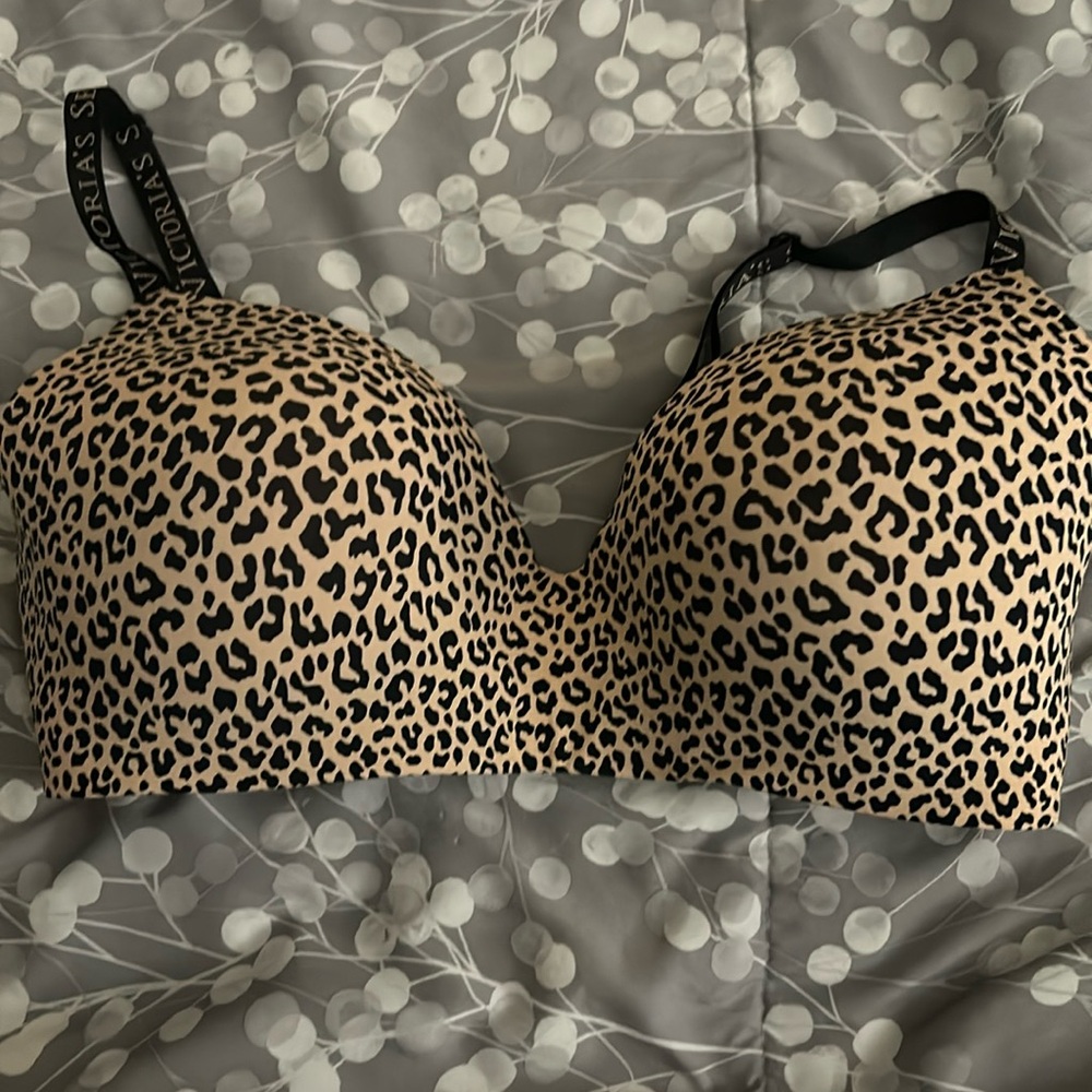 Victoria’s Secret 36DDD leopard print bra